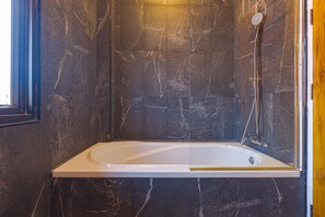 Bathroom - Pool villa  4 BR walking to Beach HV (Hua Hin)