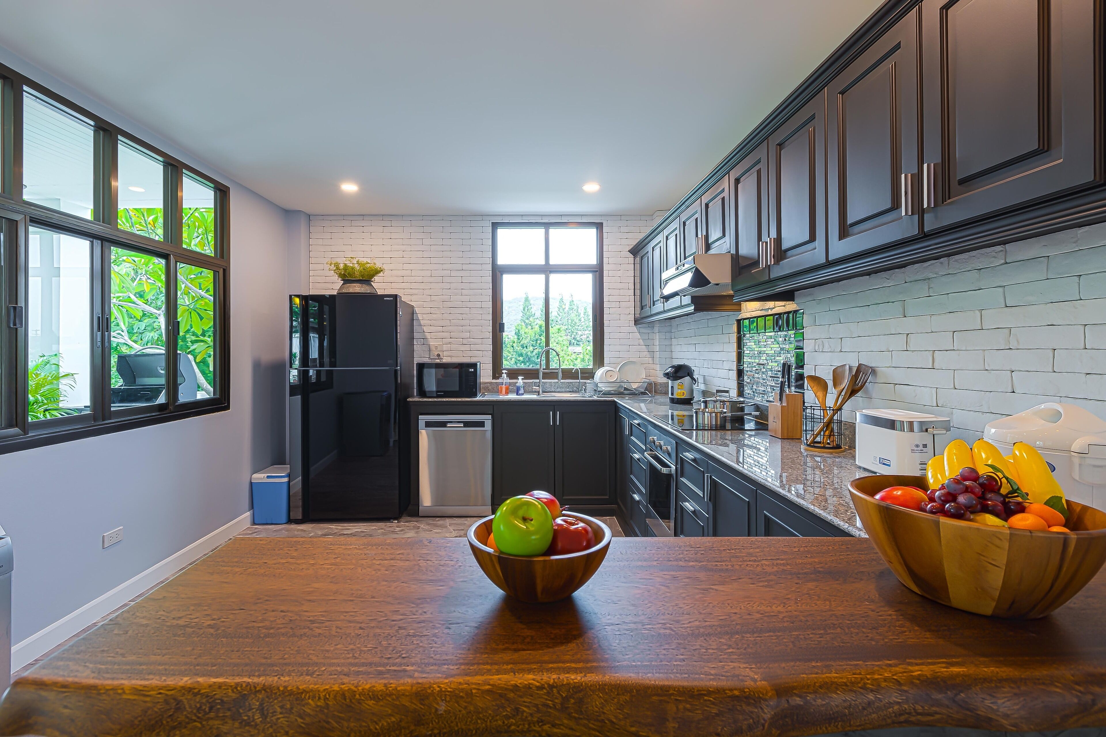 Familievilla | Privat køkken | Køleskab/fryser i fuld størrelse, mikrobølgeovn, ovn, kogeplade