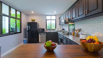 Family Villa | Private kitchen | Full-size fridge, microwave, oven, stovetop