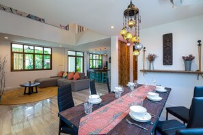 Villa familiale | Repas dans la chambre