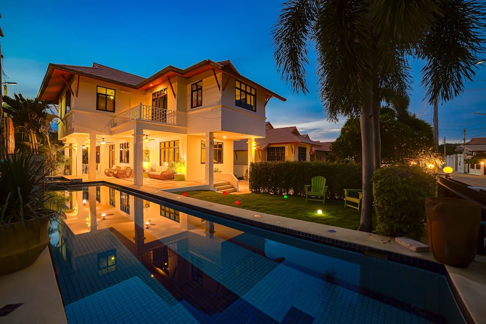Pool villa 4 BR walking to Beach HV