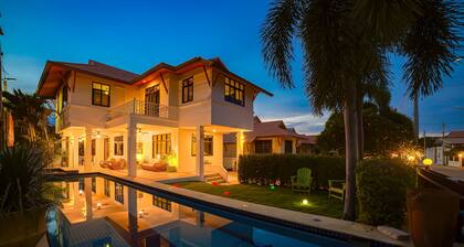 Pool villa 4 BR walking to Beach HV