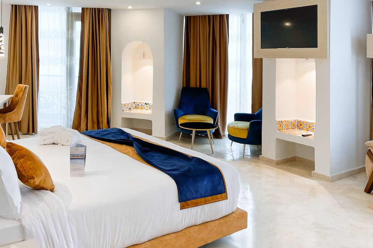 Egyptian cotton sheets, premium bedding, minibar, free WiFi