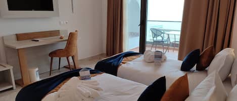 Habitación estándar con 2 camas individuales | Sábanas de algodón egipcio, ropa de cama de alta calidad, minibar