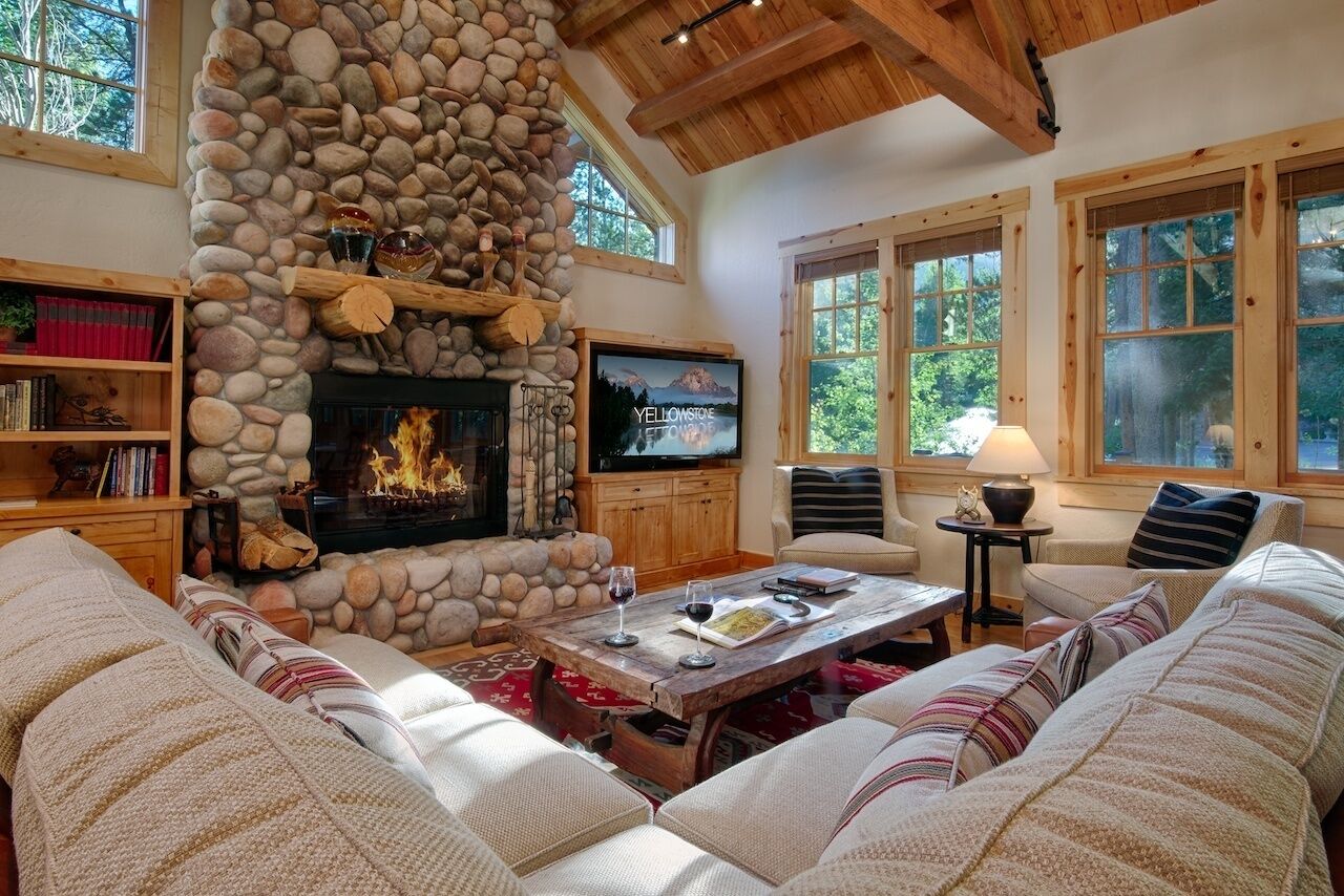 Fernseher, Kamin, Stereoanlage