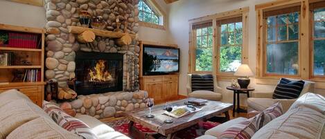 Fernseher, Kamin, Stereoanlage