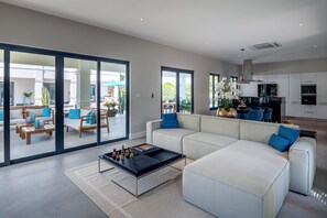 ลักซ์ชัวรี่วิลล่า | บริเว�ณนั่งเล่น | สมาร์ททีวี