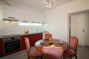 Fridge, microwave, stovetop, dishwasher - Apartment Agata with sea view and close to the beach (Porec)