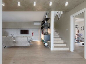 テレビ、卓球台