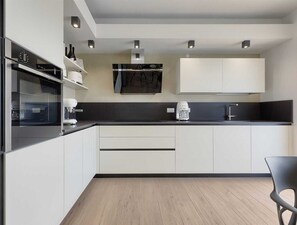 冷蔵庫、コンロ、食器洗い機、コーヒー / ティーメーカー