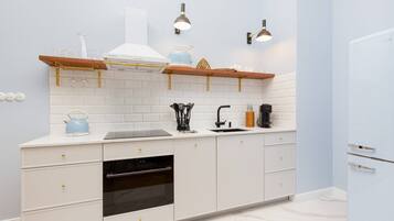 Fridge, oven, stovetop, dishwasher