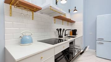 Fridge, oven, stovetop, dishwasher