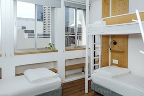 Habitació triple clàssica, diversos llits, bany privat | Decoració individual, mobiliari individual i escriptori
