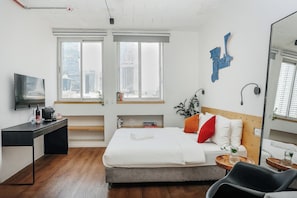 Habitación cuádruple Confort, baño privado | Decoración personalizada, muebles diferentes y escritorio