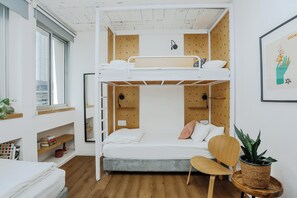 Classic trippelrum - flera sängar - privat badrum | Individuell inredning, unika möbler, skrivbord och strykjärn/strykbräda