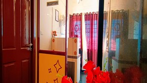 Zona de recepción con puerta roja, mostrador de recepción y un letrero que dice "RECEPTION".