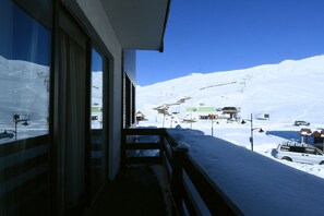 Property grounds - One Bedroom Apartment with Mountain View (Gudauri)