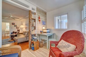 Smart-TV, Kamin, Bücher, Drucker