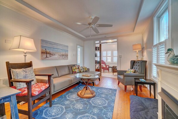 Smart-TV, Kamin, Bücher, Drucker