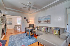 Smart-TV, Kamin, Bücher, Drucker