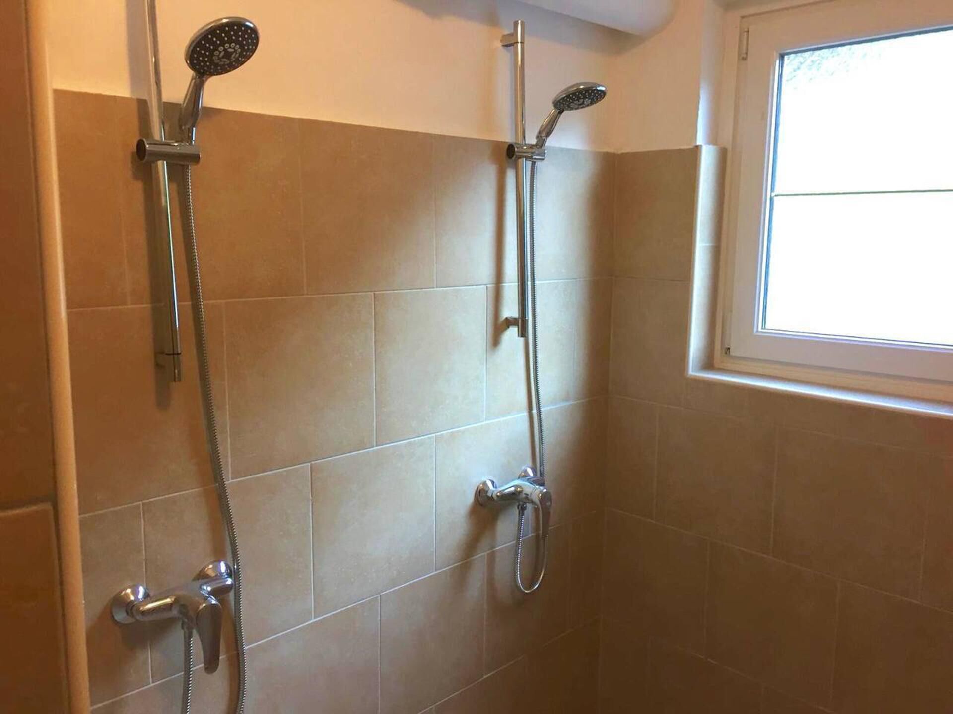 Rumah | Kamar mandi | Kombinasi shower/bathtub, bathtub besar,  dan handuk