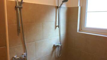 Rumah | Kamar mandi | Kombinasi shower/bathtub, bathtub besar, dan handuk