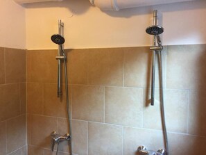 Ferienhaus | Badezimmer | Duschwanne, Komfortbadewanne, Handtücher