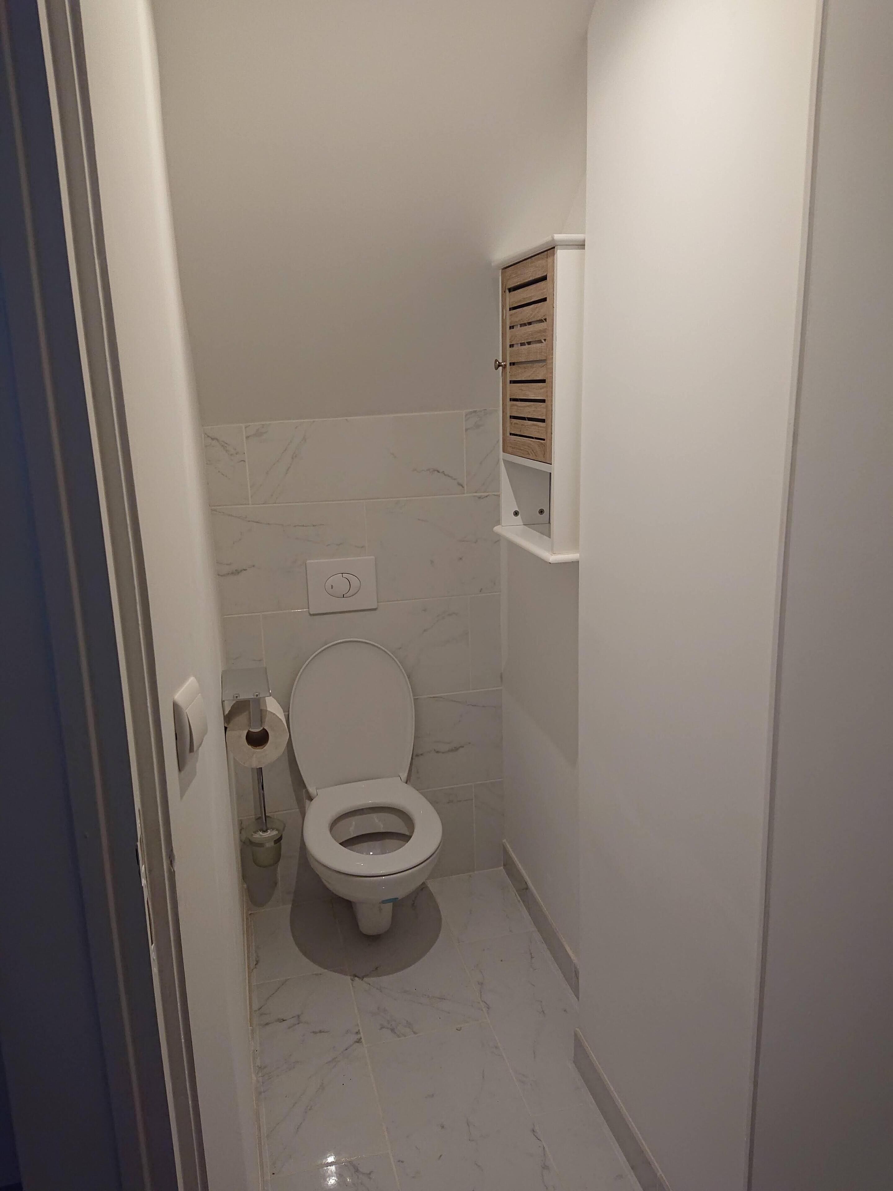 Douche, sèche-cheveux, serviettes fournies, papier toilette