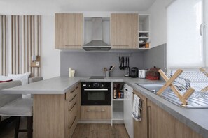 Een koelkast, een microgolfoven, een oven, een vaatwasser