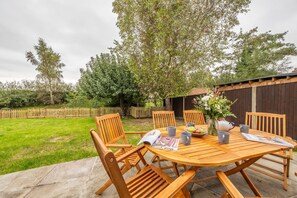 Outdoor dining - Evergreen, Thornage, Norfolk (Thornage)