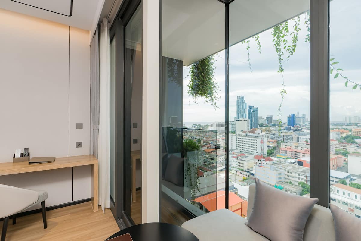 Deluxe Double Room, Ocean View | Peralatan tempat tidur premium, bar mini, peti besi dalam bilik