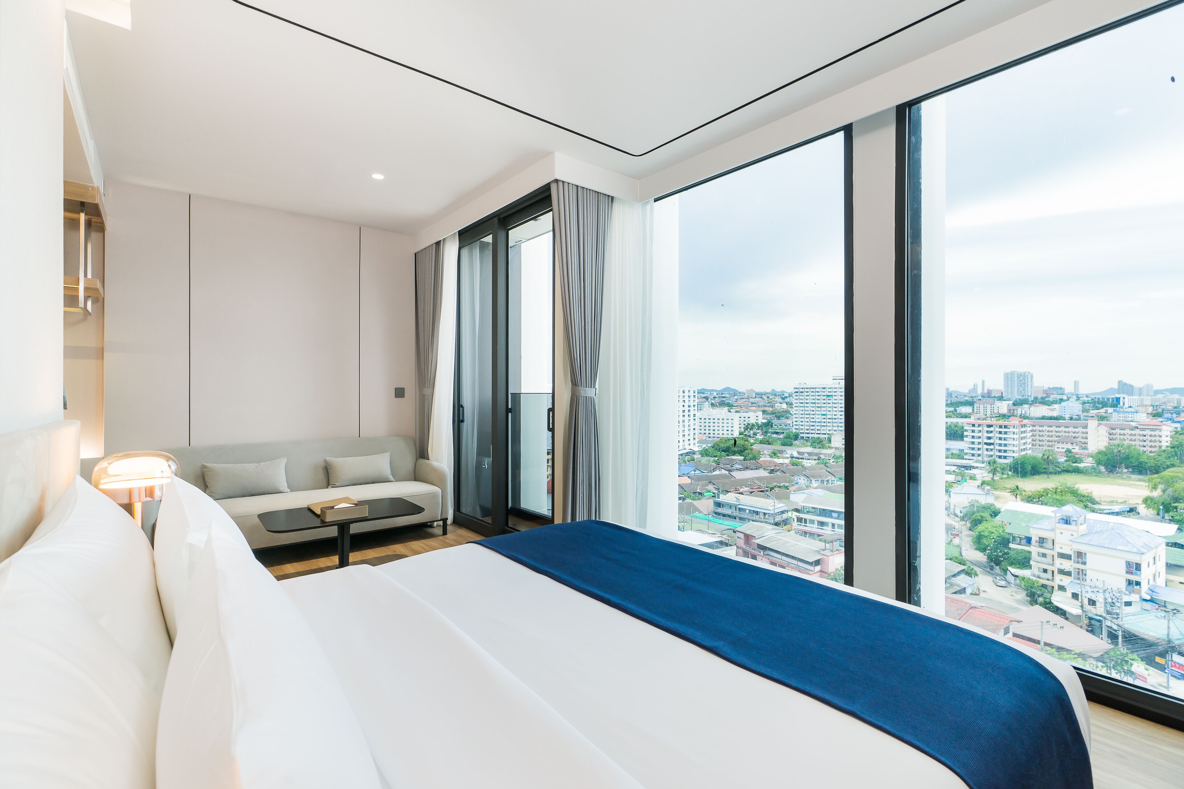 Premier High Floor City View | Sengetøy av topp kvalitet, minibar og safe på rommet