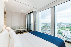 Premier High Floor City View | Sengetøy av topp kvalitet, minibar og safe på rommet