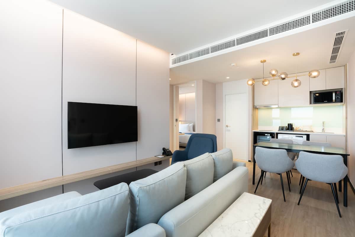 Family Suite, 2 Bedrooms | Dapur peribadi | Peti sejuk mini, ketuhar gelombang mikro, pembancuh kopi/teh