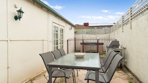 Outdoor dining - Kaikora Seaside Cottage (Rye)