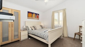 2 bedrooms, bed sheets - Kaikora Seaside Cottage (Rye)