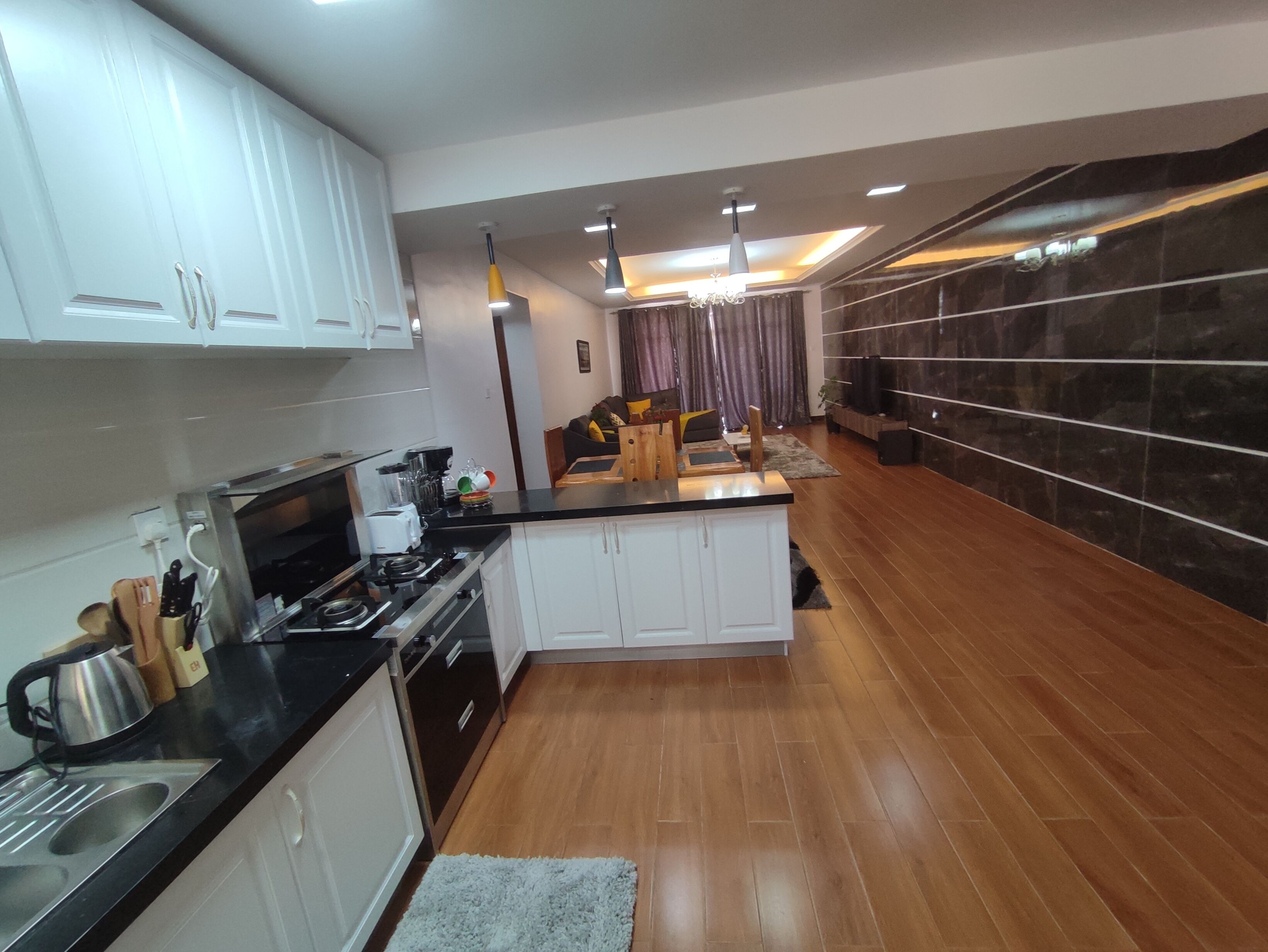 Jääkaappi, mikroaaltouuni, uuni, kahvin-/teenkeitin