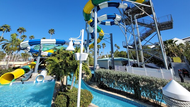 Parque acuático con múltiples toboganes y una zona de piscina.