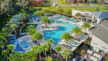 Una piscina al aire libre, una piscina climatizada