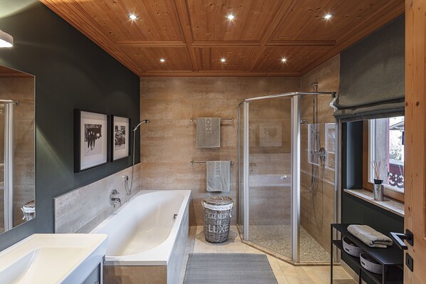 Chalet | Baño | Secadora de cabello, toallas, jabón, shampoo