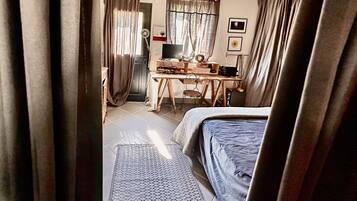 5 chambres, bureau, fer et planche Ă repasser, lit parapluie