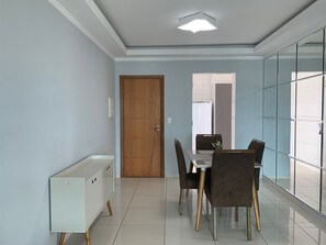 Familienapartment | Wohnbereich | 42-Zoll-Smart-TV mit Digitalempfang, Fernseher, Netflix