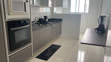 Family Apartment | Private kitchen | Oven, stovetop, blender, cookware/dishes/utensils