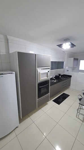 Family Apartment | Private kitchen | Oven, stovetop, blender, cookware/dishes/utensils - Apartamento Completo Guilhermina 82 (Praia Grande)