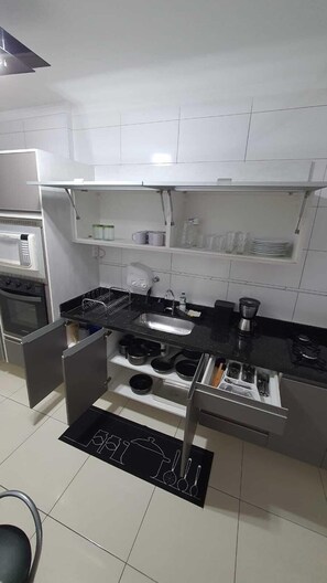 Family Apartment | Private kitchen | Oven, stovetop, blender, cookware/dishes/utensils