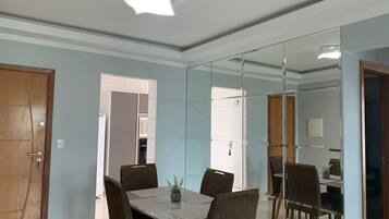 Apartamento família | Área de estar | Smart TV 42 polegadas com canais digitais, TV, Netflix