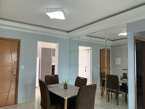Family Apartment | Living area | 42-inch Smart TV with digital channels, TV, Netflix - Apartamento Completo Guilhermina 82 (Praia Grande)