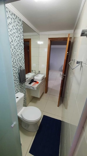 Family Apartment | Bathroom - Apartamento Completo Guilhermina 82 (Praia Grande)