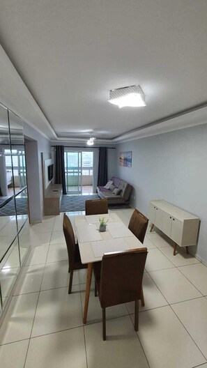 Family Apartment | In-room dining - Apartamento Completo Guilhermina 82 (Praia Grande)