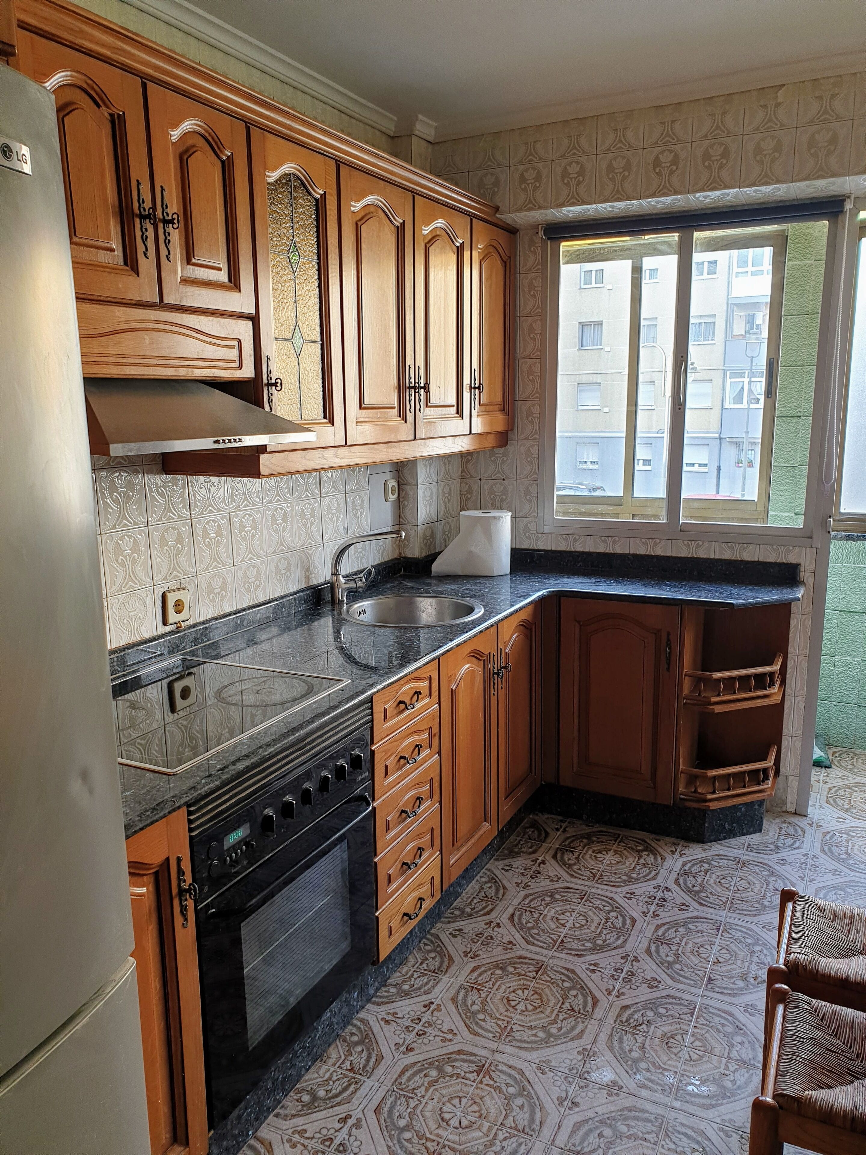 Frigorífico, microondas, horno y placa de cocina